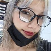 Profesora de inglés imparte clases a niños en edades de 6 a 13 años